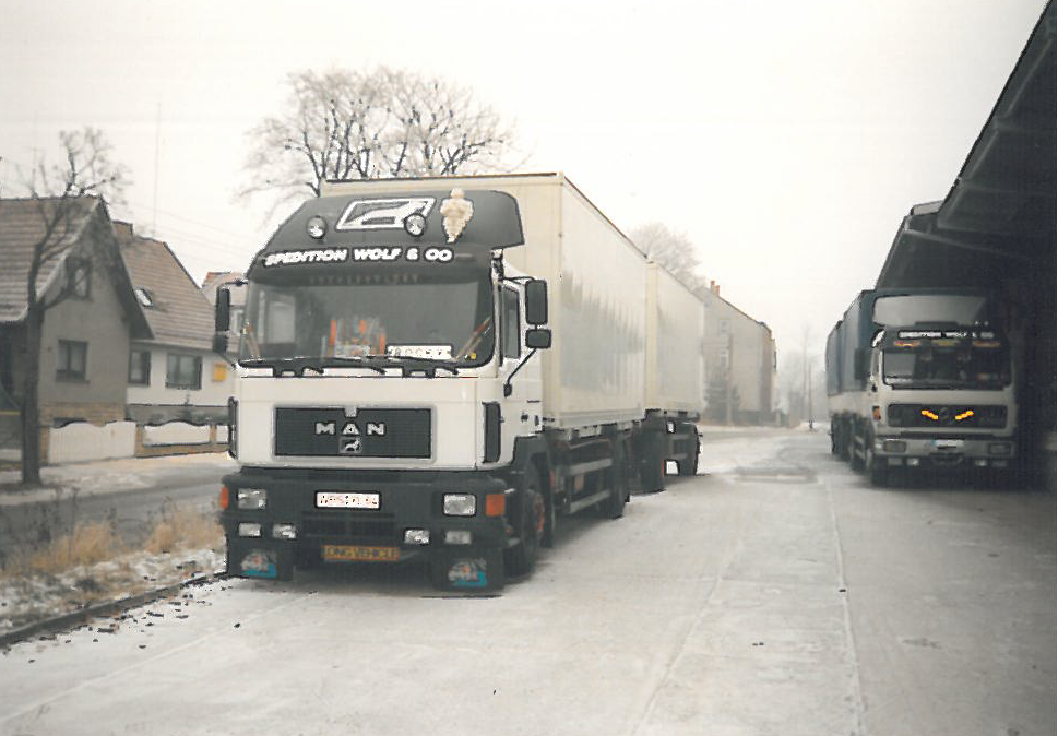Die ersten Lkws am Güterschuppen